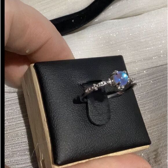 🌓Gorgeous Solid Sterling Silver Petite Moonstone Ring - Picture 5 of 17